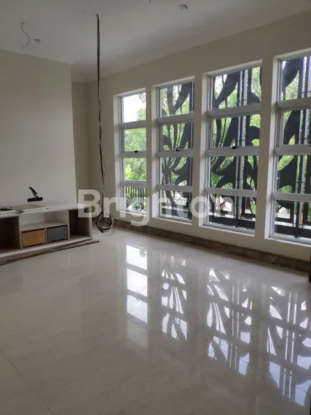 image RUMAH MEWAH PRIVATE CLUSTER GRAHA FAMILY SURABAYA BARAT (4)