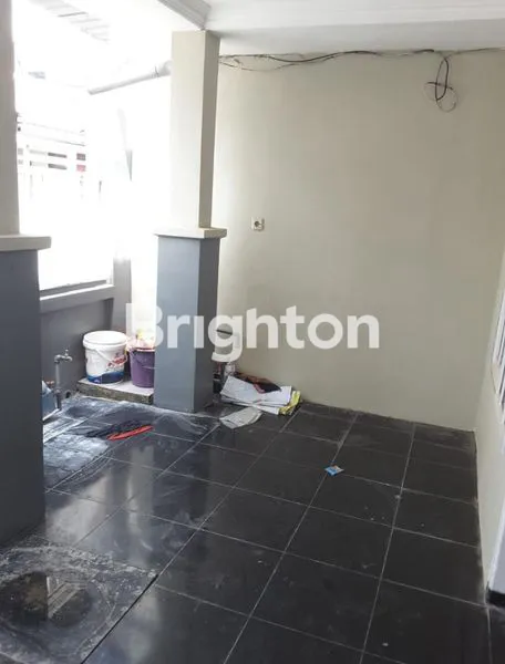 image RUMAH CANTIK YANG INDAH,BERSI DAN TERAWAT TERLETAK DI SURABAYA BARAT (3)