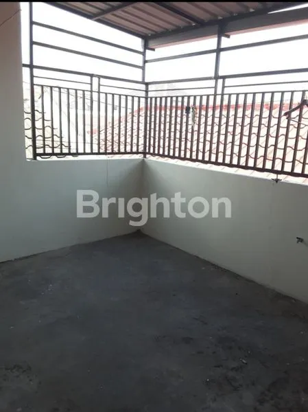 image RUMAH CANTIK YANG INDAH,BERSI DAN TERAWAT TERLETAK DI SURABAYA BARAT (7)