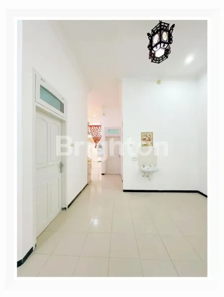 image URGENT !!!! RUMAH SERBA PUTIH SBY TIMURVERY BIGGG LUASSSS RUANGAN DAN KAMAR ! WOWWW !!! NEW GRESS !! HOMIE FOR YOUR FAMILY !! STRATEGIS DI PUSAT KOTA NYAMAN KARENA SIRKULASI RUMAH BANYAK  ! ADA BALCONY JUGA YANG SEJUK ! LT 2 (3)