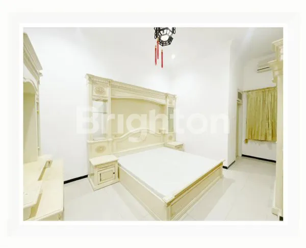 image URGENT !!!! RUMAH SERBA PUTIH SBY TIMURVERY BIGGG LUASSSS RUANGAN DAN KAMAR ! WOWWW !!! NEW GRESS !! HOMIE FOR YOUR FAMILY !! STRATEGIS DI PUSAT KOTA NYAMAN KARENA SIRKULASI RUMAH BANYAK  ! ADA BALCONY JUGA YANG SEJUK ! LT 2 (4)