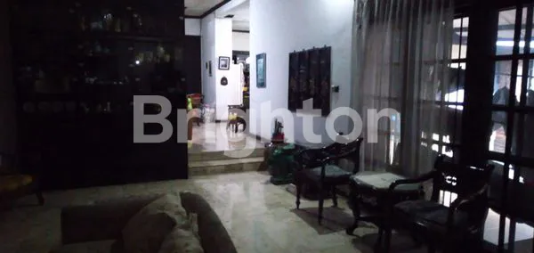 image RUMAH DENGAN TANAH LUAS 2 LANTAI JAKASAMPURNA BEKASI KONDISI CUKUP BAIK BEKASI (2)