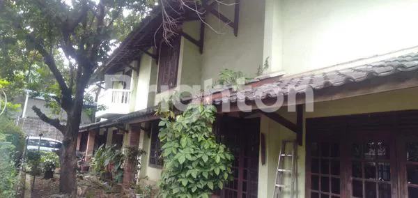 image RUMAH DENGAN TANAH LUAS 2 LANTAI JAKASAMPURNA BEKASI KONDISI CUKUP BAIK BEKASI (1)