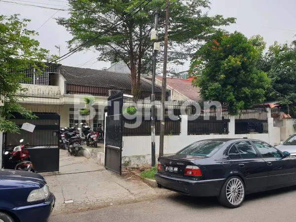 RUMAH DI JL. EMPU SENDOK, SENOPATI, JAKARTA SELATAN