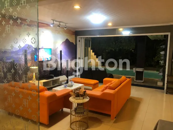 image RUMAH MEWAH TERAWAT ADA PRIVATE POOL DEKAT KLAMPIS SEMOLO, NGINDEN INTAN, MERR (2)