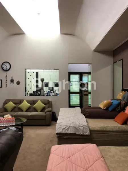 image RUMAH MEWAH TERAWAT ADA PRIVATE POOL DEKAT KLAMPIS SEMOLO, NGINDEN INTAN, MERR (3)