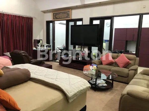 image RUMAH MEWAH TERAWAT ADA PRIVATE POOL DEKAT KLAMPIS SEMOLO, NGINDEN INTAN, MERR (4)