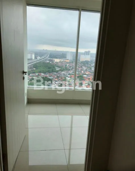 image JUAL MURAH APARTEMEN GRAND KAMALA LAGOON,  3+1 BED ROOM SUITE ,SEMI FURNISH,  KALIMALANG BEKASI SELATAN. (4)