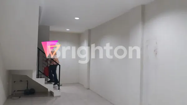 image RUMAH BARU 3 LANTAI STRATEGIS DI KARTINI, DEKAT PASAR BARU (2)