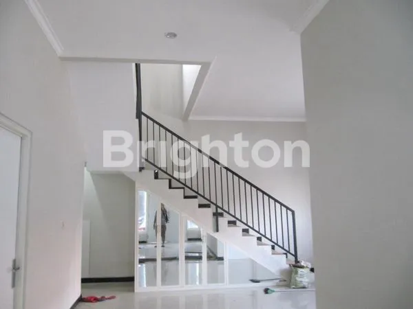 image RUMAH TERAWAT SIAP HUNI DI TENGGILIS (4)