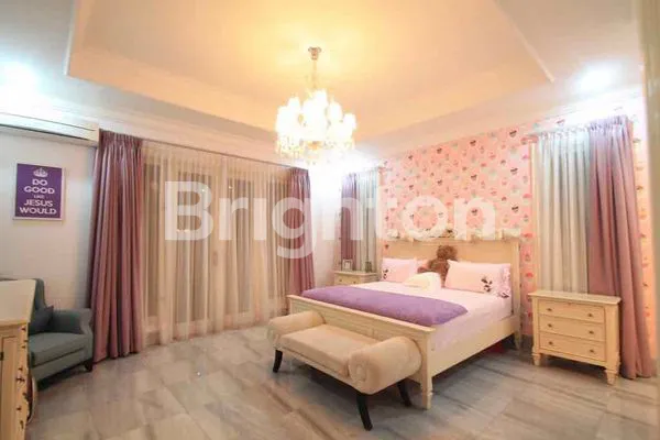 image RUMAH MEWAH SANGAT ISTIMEWA, TERAWAT SEMI FURNISHED DI TAMAN ARIES, BANGUNAN 2 LANTAI, ADA SWIMMING POOL, TURUN HARGA 16M -> 15,5M MASIH NEGO (1)