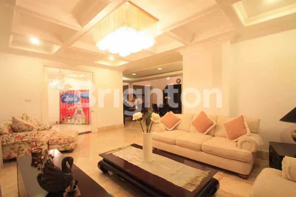 image RUMAH MEWAH SANGAT ISTIMEWA, TERAWAT SEMI FURNISHED DI TAMAN ARIES, BANGUNAN 2 LANTAI, ADA SWIMMING POOL, TURUN HARGA 16M -> 15,5M MASIH NEGO (4)
