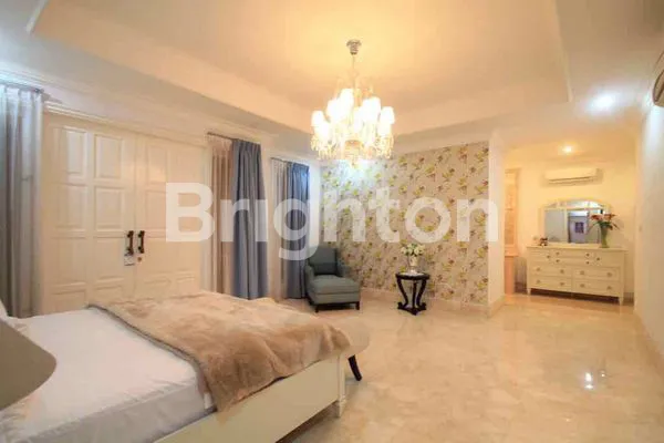 image RUMAH MEWAH SANGAT ISTIMEWA, TERAWAT SEMI FURNISHED DI TAMAN ARIES, BANGUNAN 2 LANTAI, ADA SWIMMING POOL, TURUN HARGA 16M -> 15,5M MASIH NEGO (6)