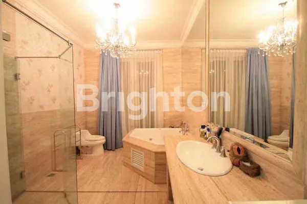 image RUMAH MEWAH SANGAT ISTIMEWA, TERAWAT SEMI FURNISHED DI TAMAN ARIES, BANGUNAN 2 LANTAI, ADA SWIMMING POOL, TURUN HARGA 16M -> 15,5M MASIH NEGO (7)