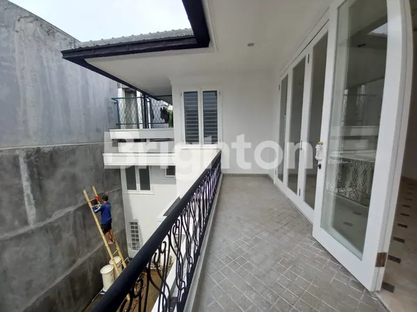 image RUMAH MEWAH 2 LANTAI BARU DI INTERCON JAKARTA BARAT (3)