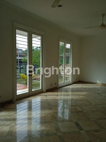 image RUMAH MEWAH 2 LANTAI BARU DI INTERCON JAKARTA BARAT (5)