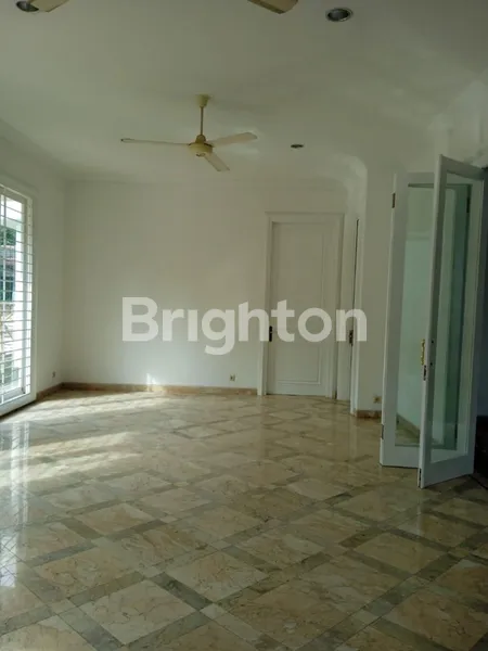 image RUMAH MEWAH 2 LANTAI BARU DI INTERCON JAKARTA BARAT (6)