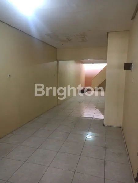 image SIAP HUNI, RUMAH SIMPANG DARMO PERMAI SELATAN, DEKAT, SELANGKAH KE PAKUWON MALL. DEKAT NATIONAL HOSPITAL, SEKOLAH PETRA, DEKAT PUSAT KULINER (6)