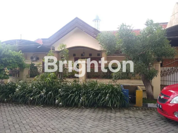 image RUMAH TERAWAT 1 LANTAI RUNGKUT ASRI ADA KOLAM IKAN DAN GARASI (1)