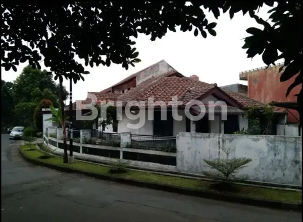 image RUMAH DI JALAN UTAMA BOULEVARD DI HOOK DENGAN HALAMAN LUAS SIAP HUNI (1)