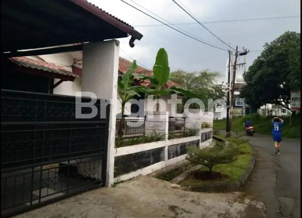 image RUMAH DI JALAN UTAMA BOULEVARD DI HOOK DENGAN HALAMAN LUAS SIAP HUNI (2)
