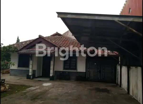 image RUMAH DI JALAN UTAMA BOULEVARD DI HOOK DENGAN HALAMAN LUAS SIAP HUNI (3)
