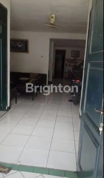 image RUMAH DI JALAN UTAMA BOULEVARD DI HOOK DENGAN HALAMAN LUAS SIAP HUNI (5)