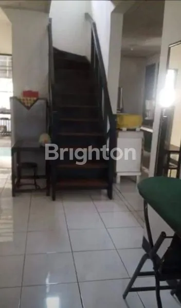 image RUMAH DI JALAN UTAMA BOULEVARD DI HOOK DENGAN HALAMAN LUAS SIAP HUNI (8)