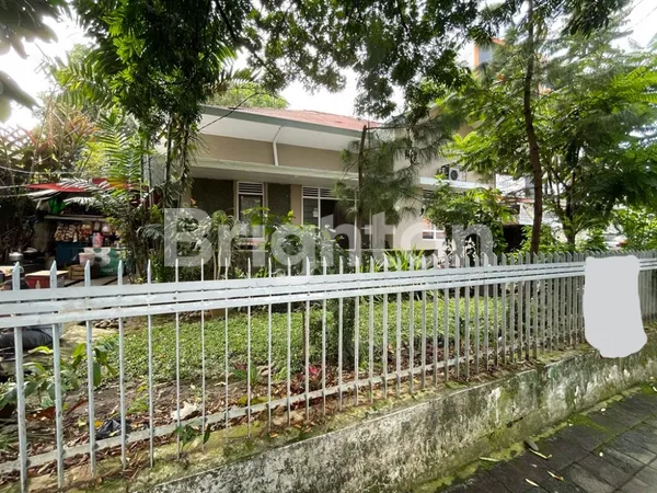 image RUMAH DENGAN ARSITEKTUR BELANDA STRATEGIS DITENGAH KOTA (1)