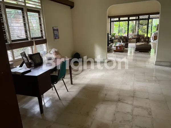 image RUMAH DENGAN ARSITEKTUR BELANDA STRATEGIS DITENGAH KOTA (3)