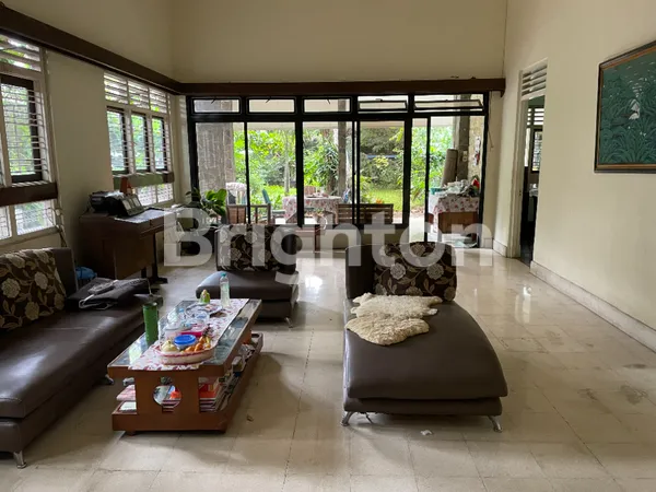 image RUMAH DENGAN ARSITEKTUR BELANDA STRATEGIS DITENGAH KOTA (4)