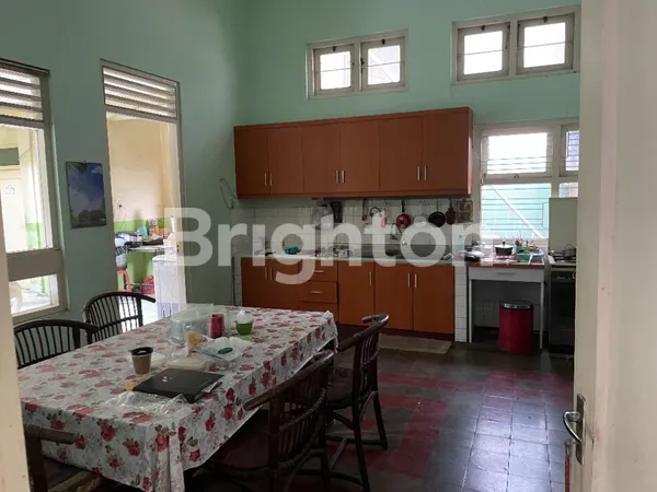 image RUMAH DENGAN ARSITEKTUR BELANDA STRATEGIS DITENGAH KOTA (6)