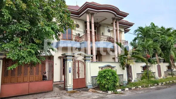 image RUMAH MEWAH LANTAI 2 DENGAN DESAIN CLASIK MODERN DI PEDURUNGAN SEMARANG TIMUR (1)