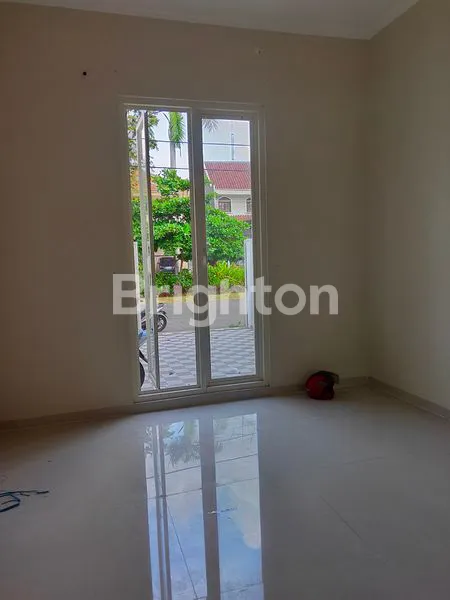 image RUMAH  BARU 2LANTAI LOKASI STRATEGIS DEKAT KULINER, UPN PURIMAS RUNGKUT MERR TOLL BANDARA SURABAYA (2)