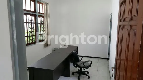 image DISEWAKANGEDUNG KANTOR RAYA JEMURSARI (3)