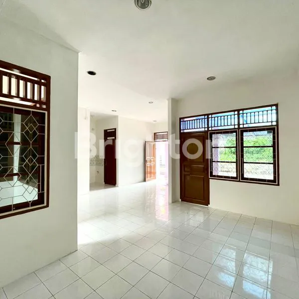 image RUMAH CANTIK DAN NYAMAN SIAP HUNI DI DALAM KOMPLEK PERUMAHAN ONE GATE SYSTEM  DI PUSAT KOTA (3)