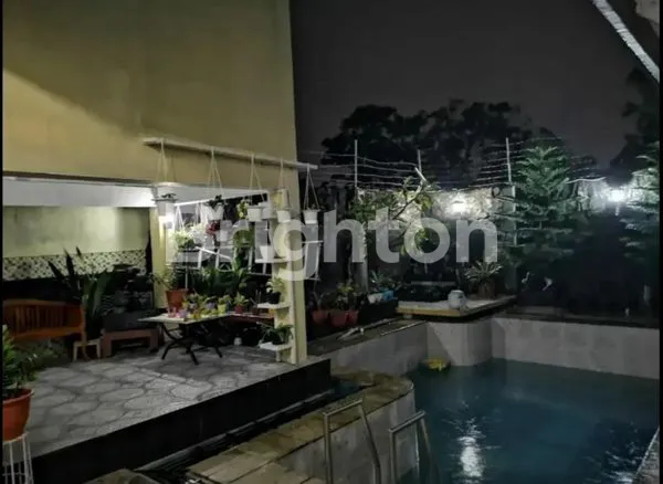 image RUMAH 2 LANTAI DENGAN KOLAM RENANG (4)