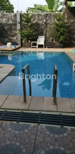 image RUMAH 2 LANTAI DENGAN KOLAM RENANG (7)