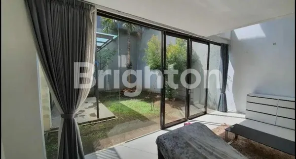 image RUMAH MODERN MEWAH GRAHA FAMILI DI PUSAT SURABAYA BARAT (2)