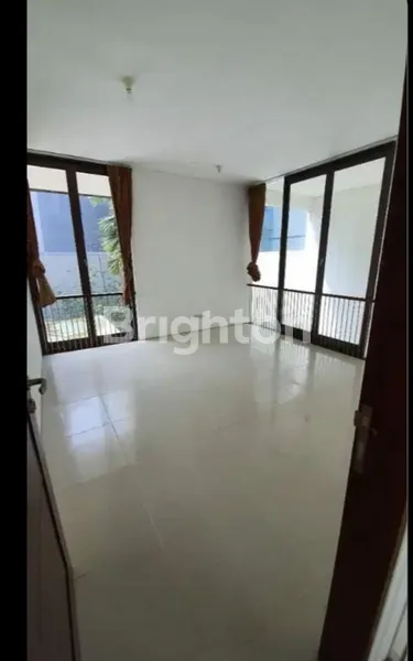 image RUMAH MODERN MEWAH GRAHA FAMILI DI PUSAT SURABAYA BARAT (6)