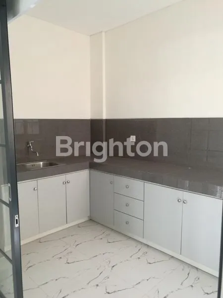 image RUMAH BARU 3 LANTAI DOUBLE DEKER SIAP HUNI LAVON 2 CIKUPA TANGERANG (4)