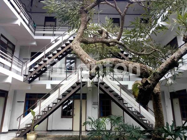 RUMAH KOST LAMA DI SAYAP JALAN CIUMBULEUIT KOTA BANDUNG JAWA BARAT. DEKAT UNIVERSITAS KATOLIK PARAHYANGAN.