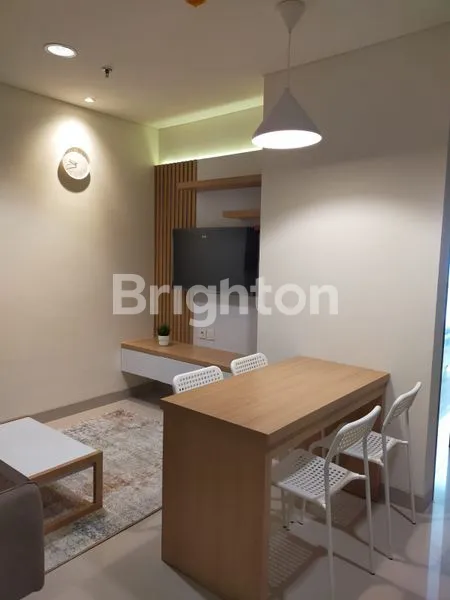 image MASUK TINGGAL BAWA KOPER PRAXIS APARTEMEN DI PUSAT KOTA SURABAYA DENGAN FURNISH BARU GRESS (1)