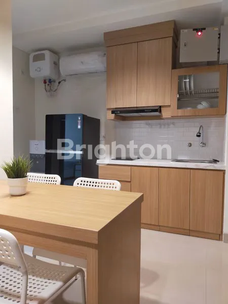 image MASUK TINGGAL BAWA KOPER PRAXIS APARTEMEN DI PUSAT KOTA SURABAYA DENGAN FURNISH BARU GRESS (4)