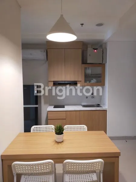 image MASUK TINGGAL BAWA KOPER PRAXIS APARTEMEN DI PUSAT KOTA SURABAYA DENGAN FURNISH BARU GRESS (2)