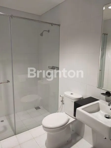 image MASUK TINGGAL BAWA KOPER PRAXIS APARTEMEN DI PUSAT KOTA SURABAYA DENGAN FURNISH BARU GRESS (5)