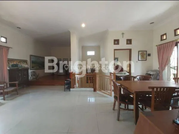 image RUMAH MEWAH DI GENTAN (5)