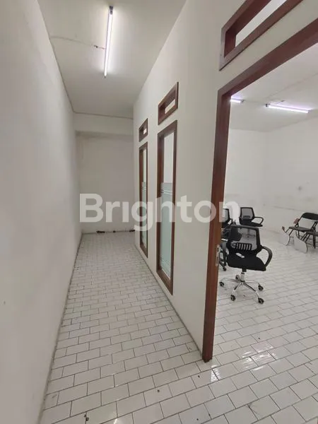 image RUKO 3 LANTAI SIAP PAKAI DI PUSAT KOTA DI RAYA KEDUNGDORO (6)