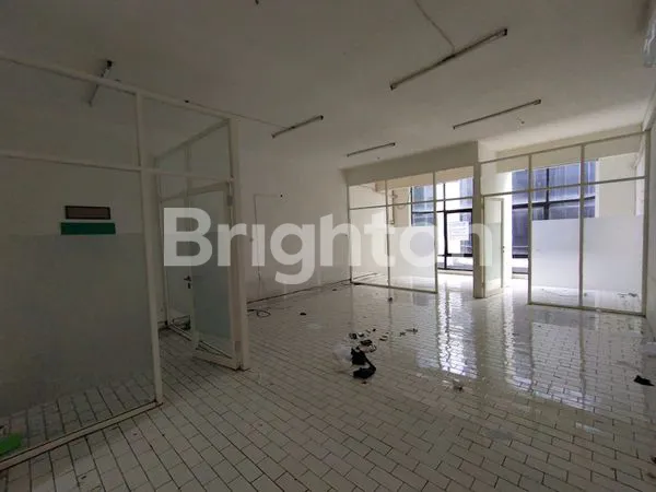 image RUKO 3 LANTAI SIAP PAKAI DI PUSAT KOTA DI RAYA KEDUNGDORO (7)