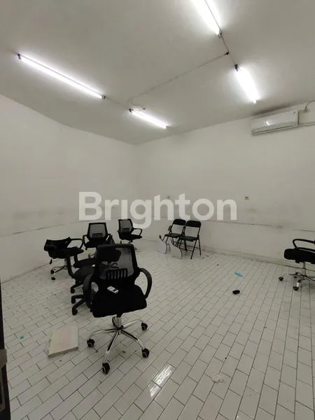 image RUKO 3 LANTAI SIAP PAKAI DI PUSAT KOTA DI RAYA KEDUNGDORO (3)